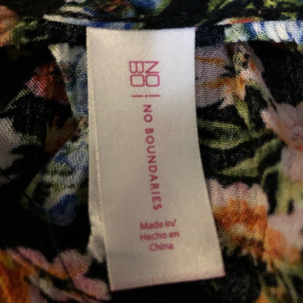 Beautiful,Colorful Floral Woman’s Top - Picture 11 of 14
